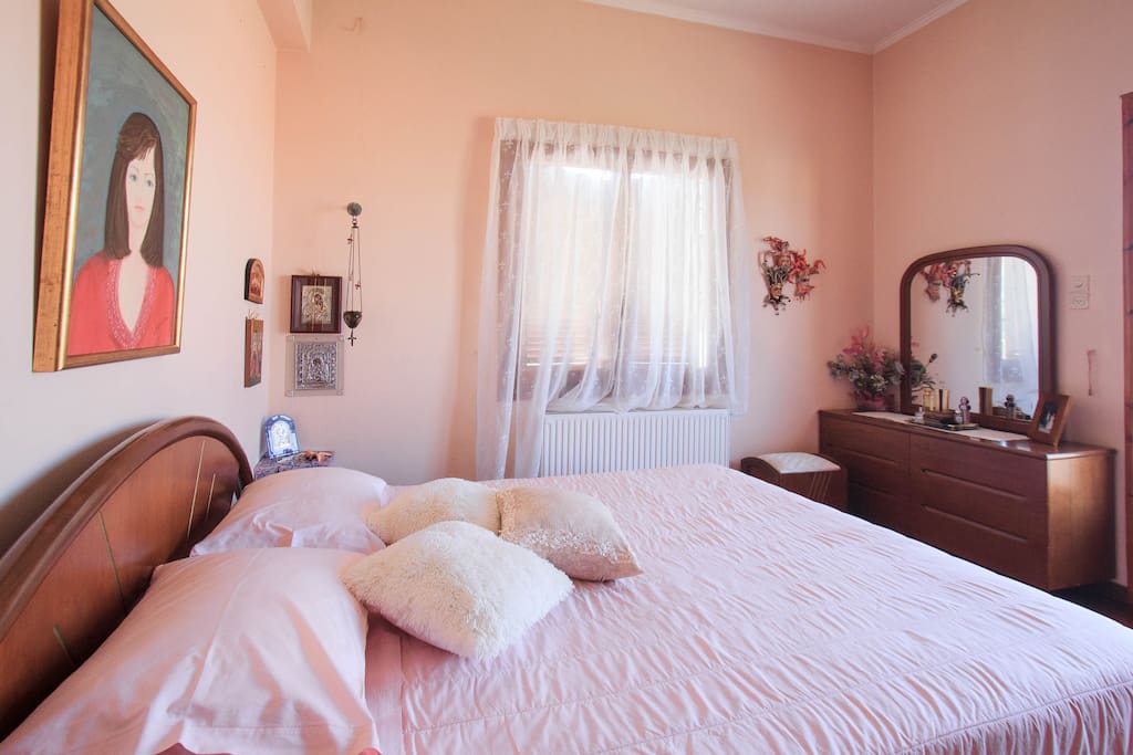 Master bedroom with queen sized bed!