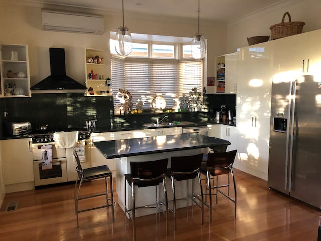 3 Bedroom, 3.5 bathrm, Home w double garage gallery image 4