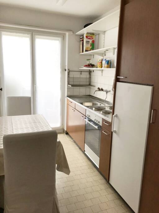 In der Küche dürfen Gäste kochen, wenn sie danach abwaschen, und das Geschirr in den Küchenschränke versorgen. Es hat einen grossen Kühlschrank.
In the kitchen, the guests can cook if they wash the dishes and supply them in the kitchen cabinets. It has a big fridge.