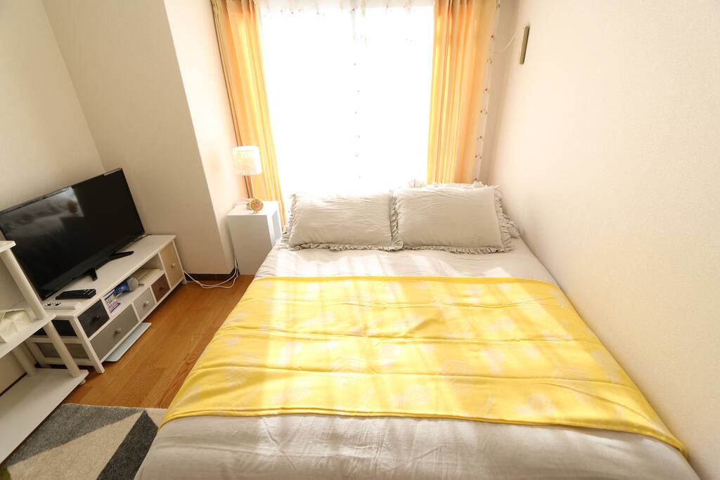 Comfortable bed, have a good dream here. 舒适的大床,做个好梦哦!