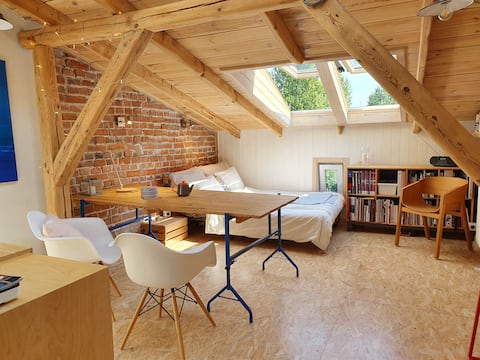 Popular Airbnb listing: Beautiful Studio in Warsaw close to Vistula River. in Praga Południe