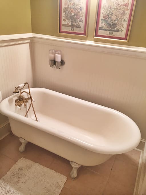 claw foot tub, Covington Room
