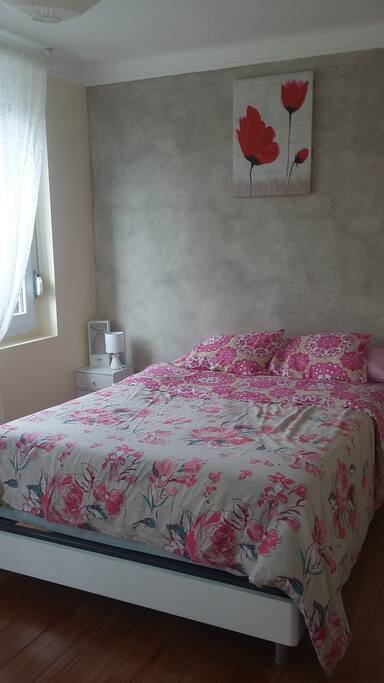 2 fenêtres dans la chambre principale, donnant sur le jardin