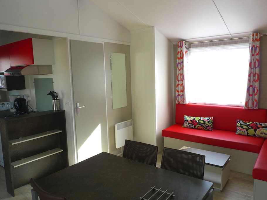 Pièce principale du mobilhome 2 chambres pour 4 personnes maximum