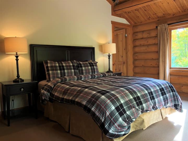 Spálňa s 1 manželskou posteľou Queen, vlastným balkónom a priľahlou kúpeľňou.