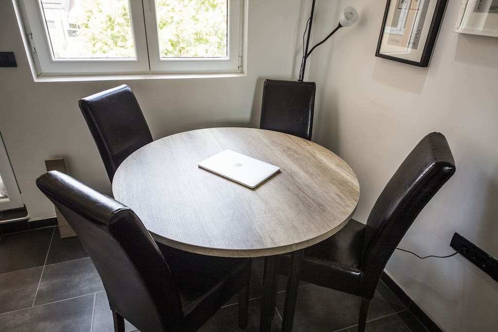Round dinning table for four that can be expanded to sit six people.