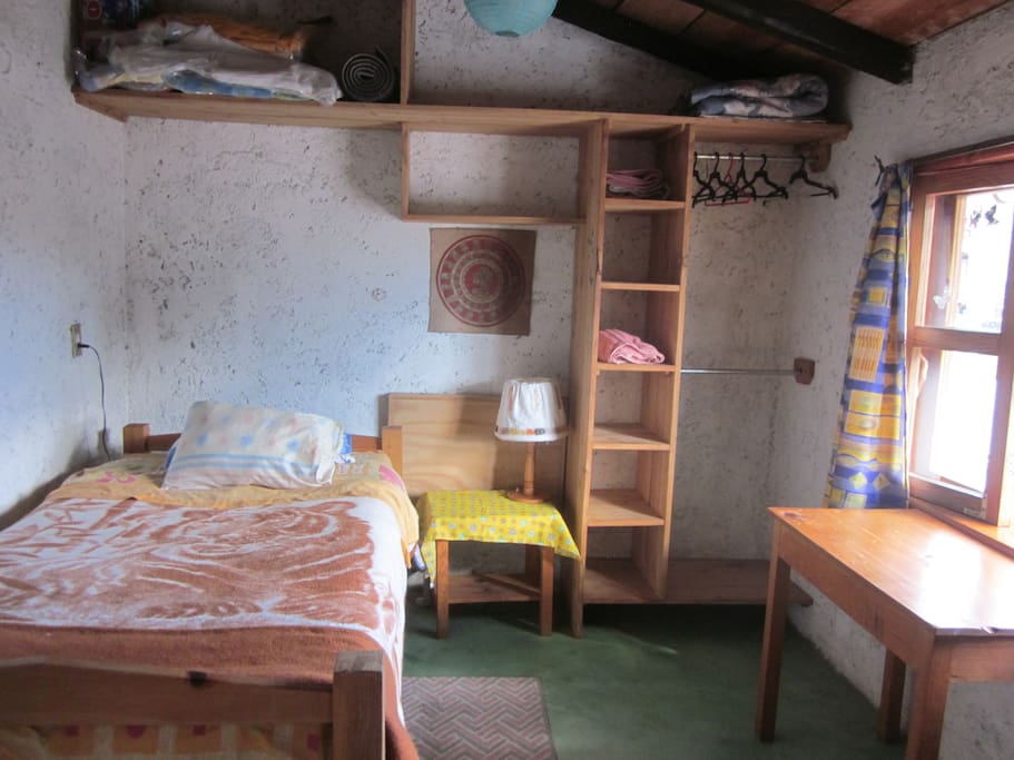 hay suficientes muebles para guardar tus cosas, un escritorio con silla, luz de cuarto y luz para leer. Hay cobijas y almohadas adicionales