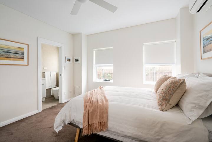 Stylish, Modern 4 bedroom Apartment in Bondi Beach gallery image 5