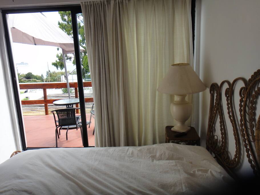 El dormitorio y su terraza