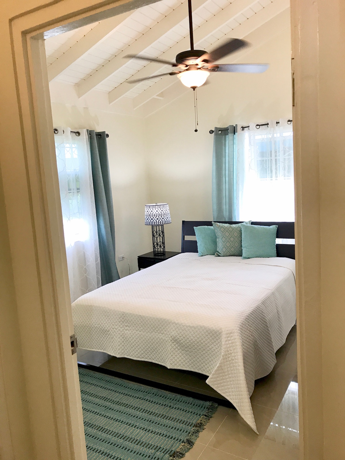 Dormitorio con cama tamaño queen