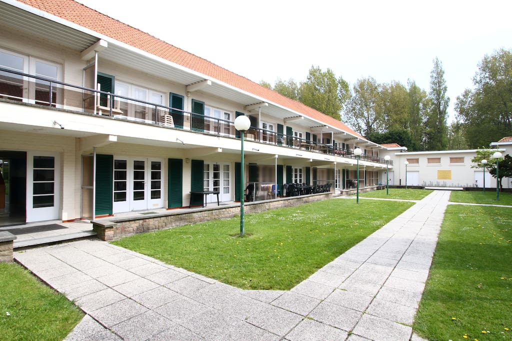 Residentie Dahlia: zicht op de gezellige binnentuin