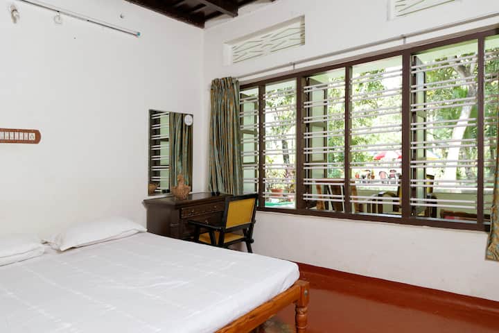 غرفة نوم مواجهة للماء في مواجهة مكيف الهواء رقم 1