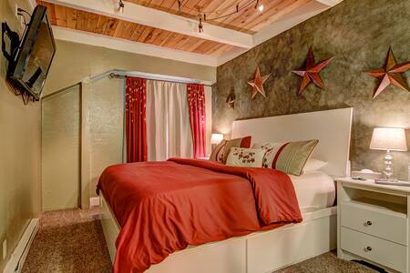 OPEN! Boho 1BR close to Hiking w/Peep Lake View!