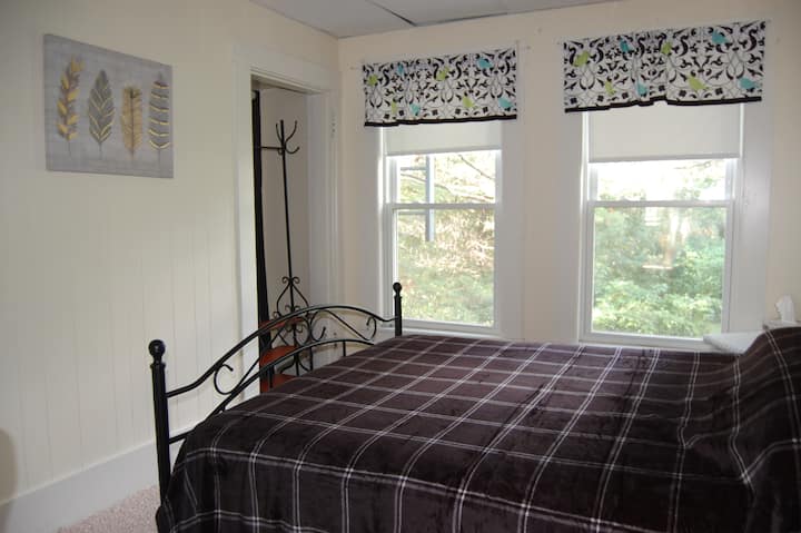 Спална соба со брачен кревет