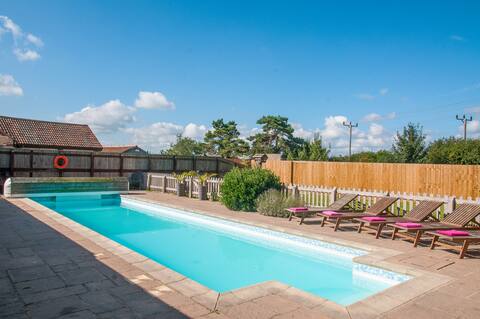 Beautiful cabin nr Bath w/ heated swimming pool