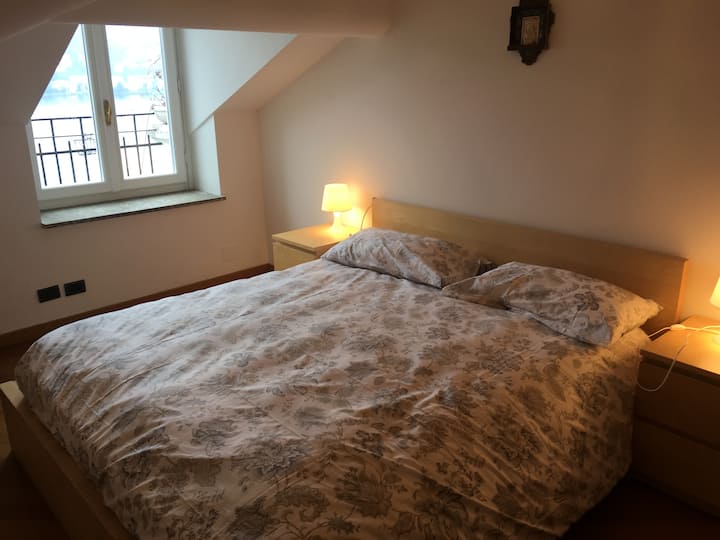 रज़ाई के साथ डबल बेडरूम