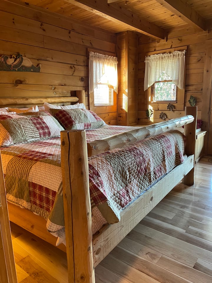 Kitanda kikubwa aina ya king chenye beseni la kuogea la kujitegemea kwa ajili ya watu 2!