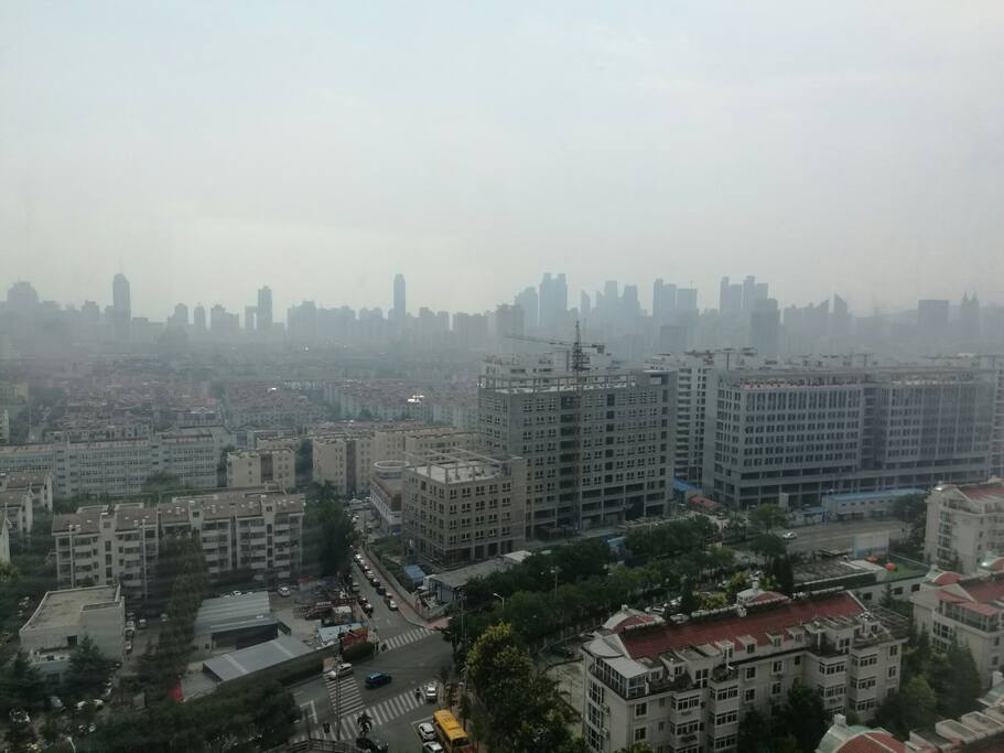 俯瞰市南东部美景,天气晴朗可看海