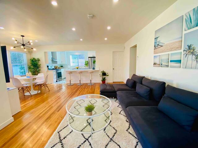 Stunning Venice Hideaway w/Private Yard & Deck! gallery image 4