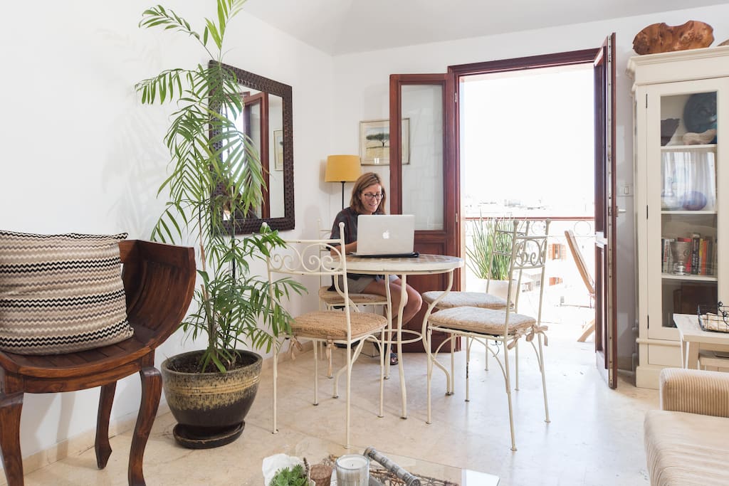 kitchenette/balcony