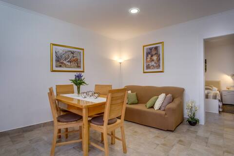 Popular Airbnb listing: Orlec: apartman Dolores in Grad Cres