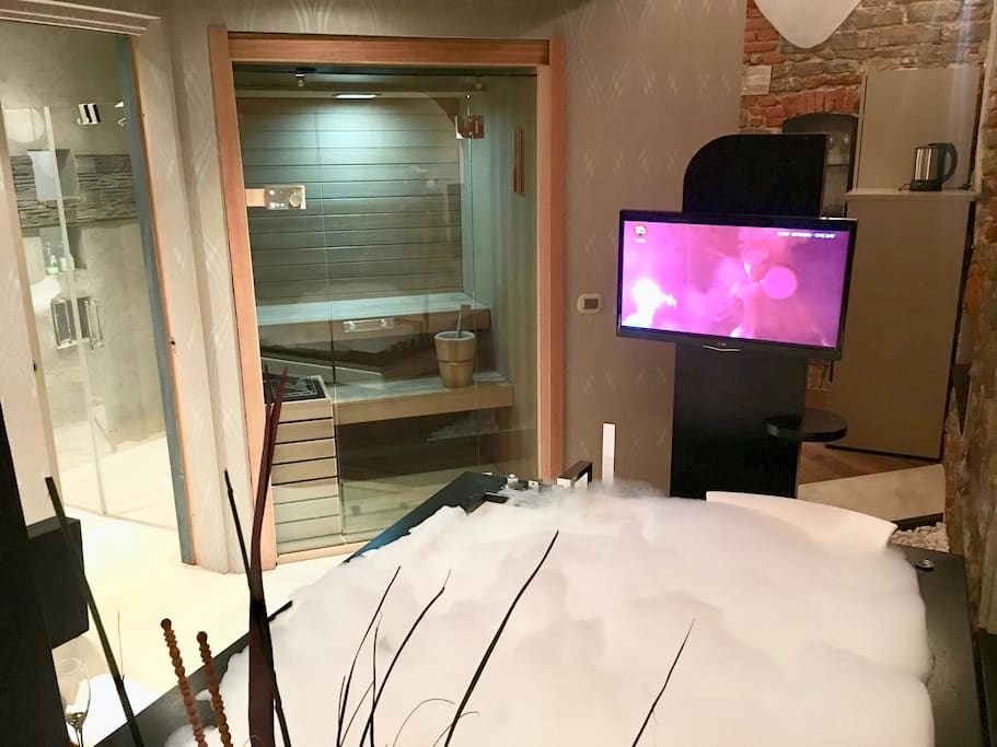 yep :) it is a Sauna and a jacuzzi inside the apt