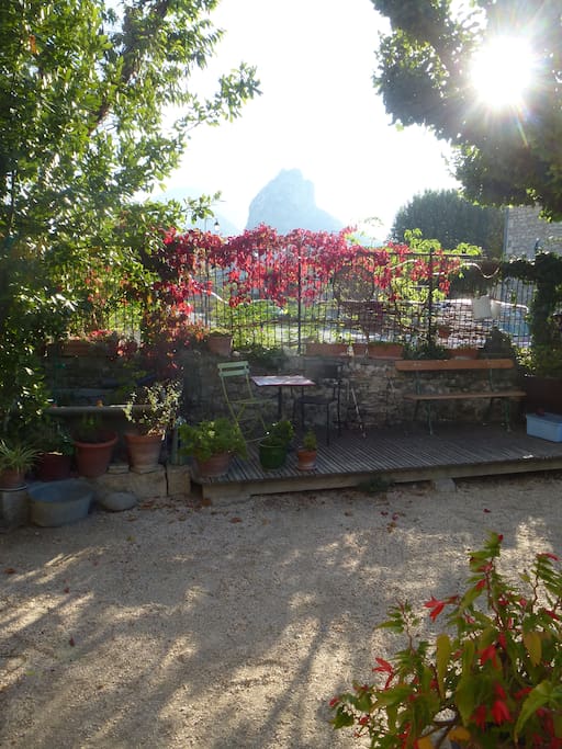jardin, vue sur rocher de Saou