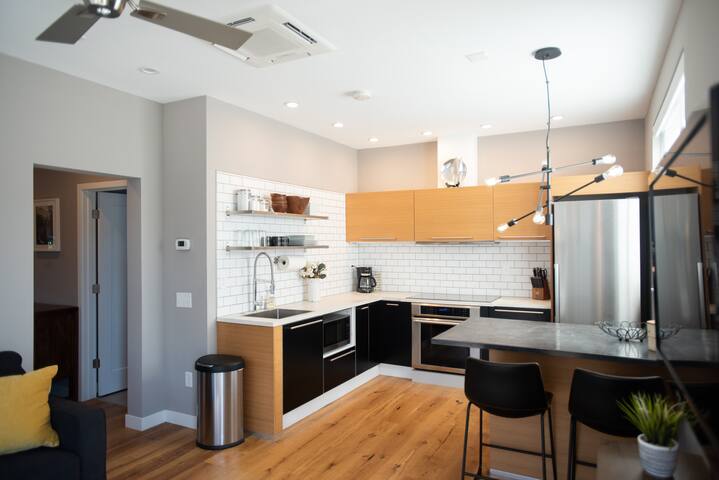 NEW Apt w/Gourmet Kitchen + Walk everywhere