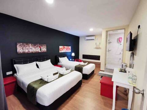 Keeling Xiaozhu B3 Triple Room is a 
10-minute drive from the city and pier.
Private car pick-up and drop-off is free.