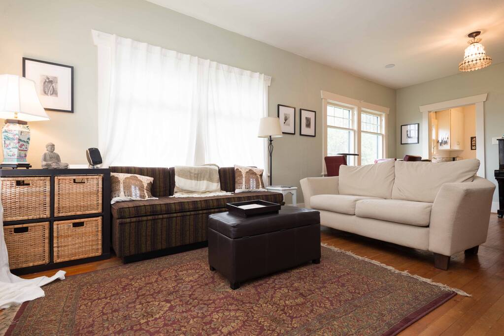 The Chandelier Room Houses for Rent in Seattle, Washington, United States