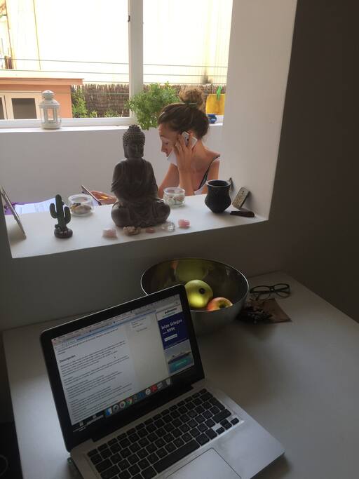 También puedes relajarte leyendo un libro, viendo una peli o si tienes que trabajar, es el lugar ideal, nadie te molestará