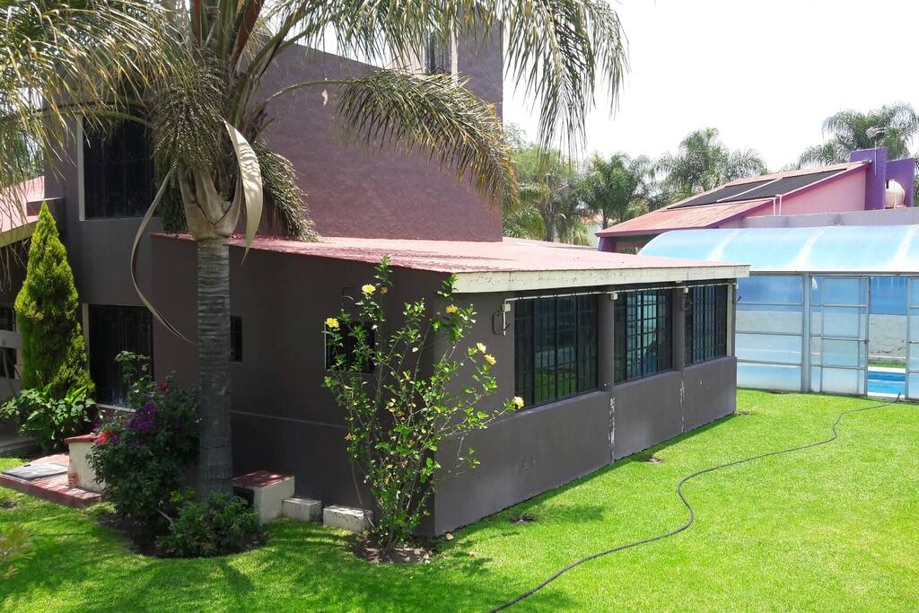 Un costado de la propiedad donde se alcanza a apreciar el amplio terreno y piscina