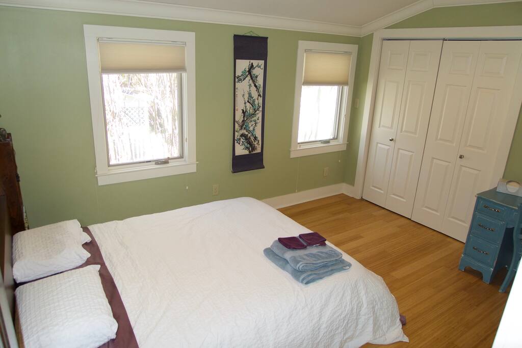 Private and cozy guest room. Queen bed.