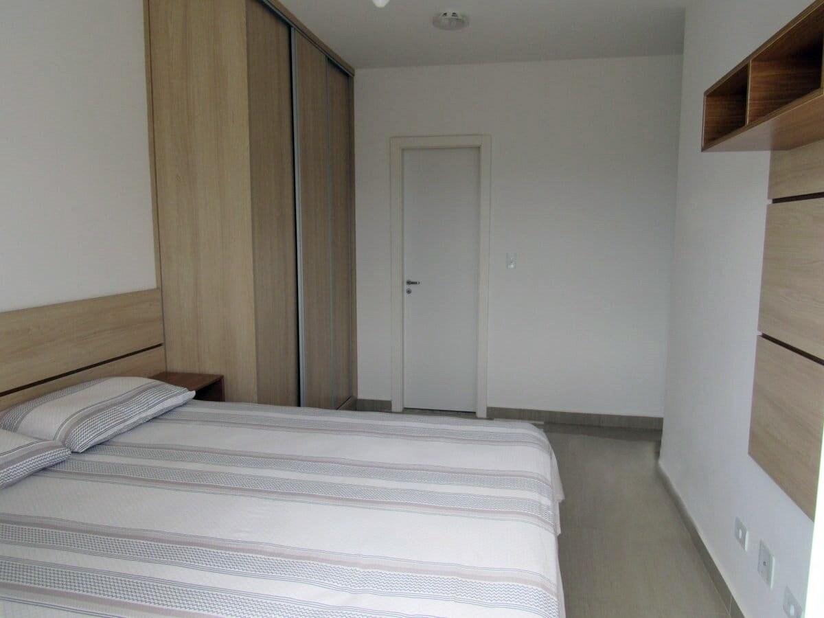 卧室和卫生间套房配有双人套房、一个架子、一张超大床和两个静音的仆人。