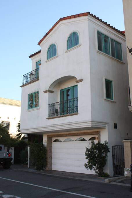 Street side view of house with 2 car garage