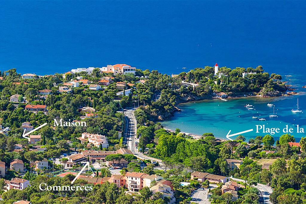 situation de la maison à deux pas de la plage de la Baumette et dans la verdure