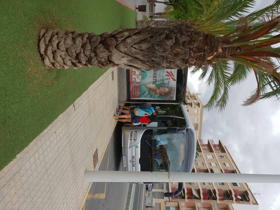 Muy Bien comunicado Parada de Bus frente al edificio