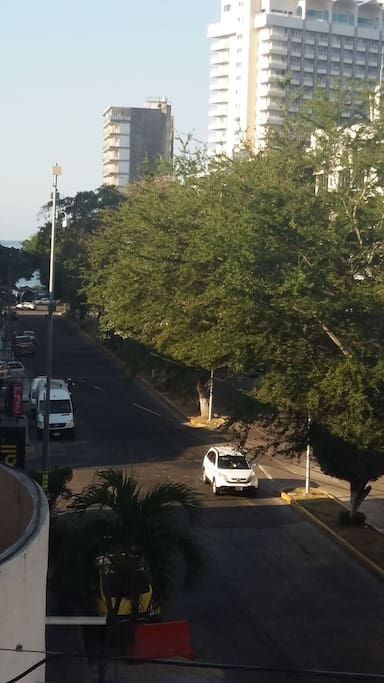 Cercania con la Costera Miguel Aleman, principal via del puerto. Asi como con la Playa Papagayo y Centro Comercial Galerias Acapulco como se observa.