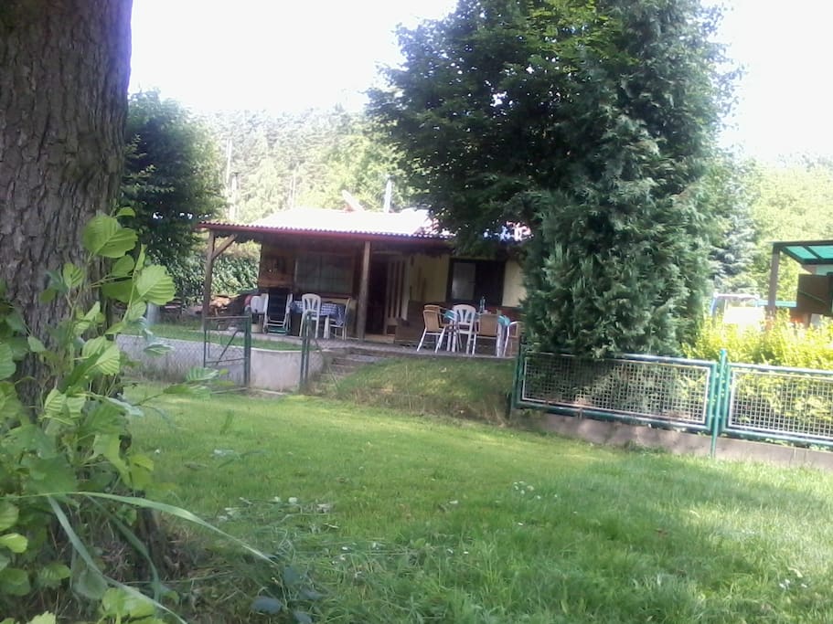 Pohled na chatu z řeky