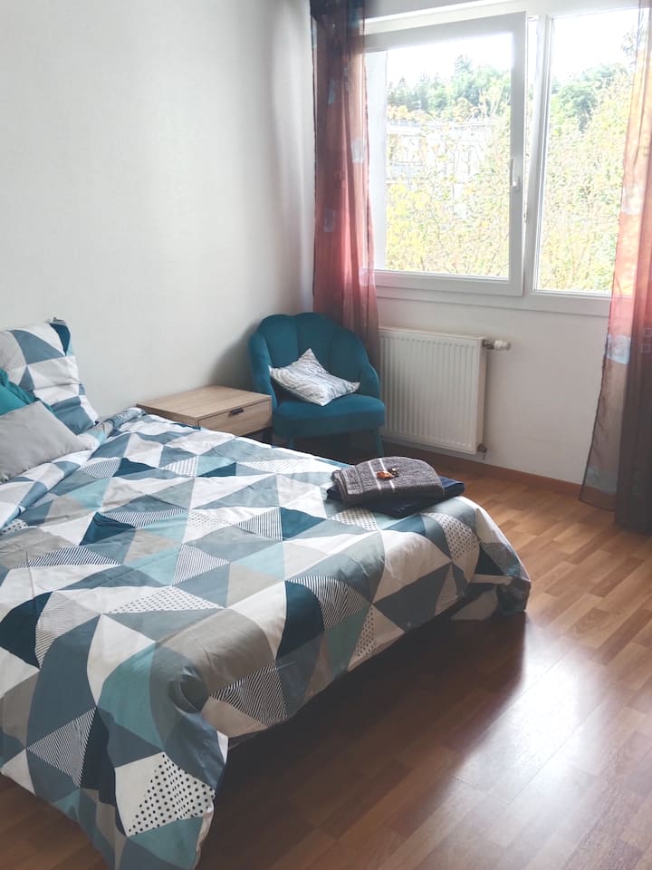 חדר שינה מס '2, חדר הלבשה גדול זמין, שולחנות ליד המיטה, כורסה. מיטה 190x220.