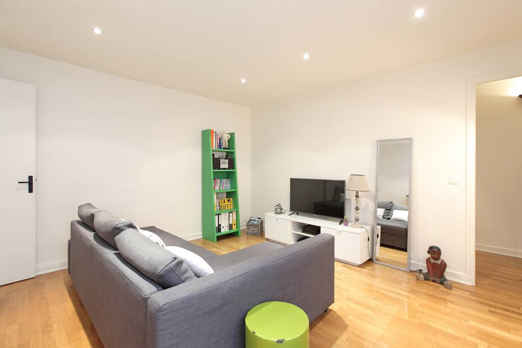 Salon avec TV, et enceinte bluetooth