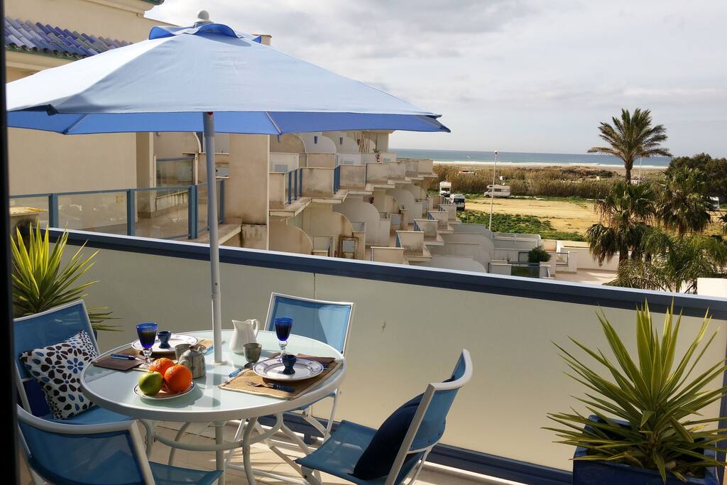 Terraza de acceso a vivienda y comunicada con salón