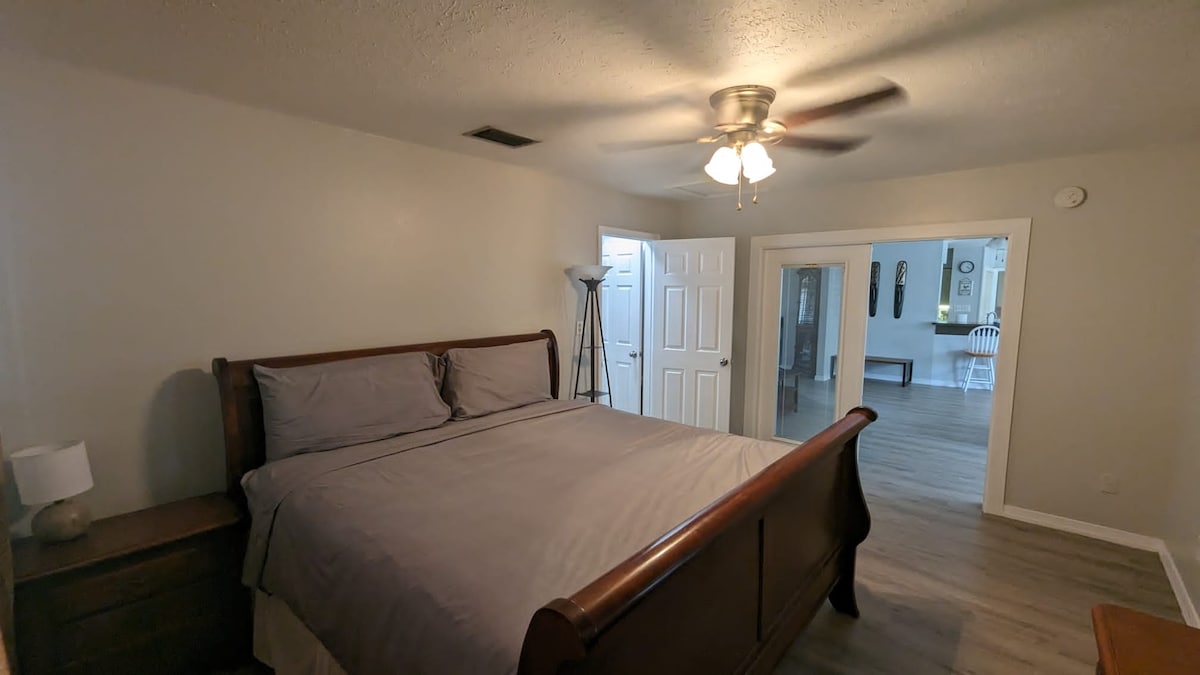 Lit King Size avec salle de bain attenante 