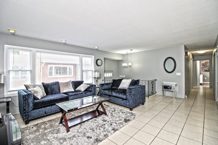 宽敞的开放式客厅区域，配备60英寸智能高清电视、2张沙发、咖啡桌