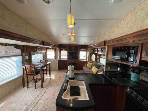 Delightful 1br camper/RV with indoor fireplace