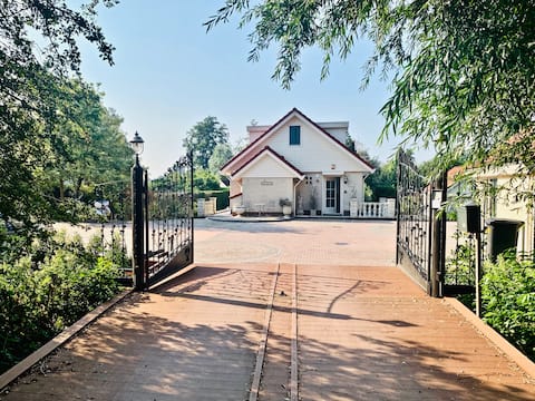 Stylish Villa w/garden and pool near Amsterdam