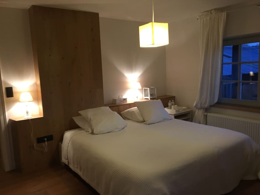Slaapkamer met dubbel bed