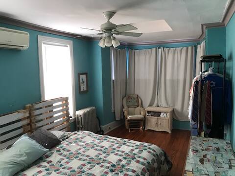 Large Rear Bedroom in N. Fairmount/Brewerytown