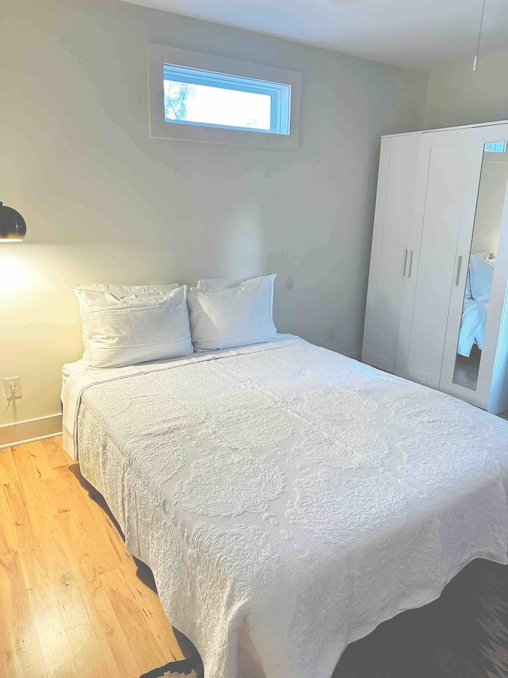 Chumba cha kulala cha wageni cha ghorofa (chumba 1 kati ya vyumba 2 vya kulala vya wageni kwenye ghorofa ya juu) - kimeunganishwa na chumba kingine cha kulala cha wageni na bafu la "Jack & Jill". 