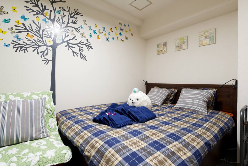 Beautiful bedroom and you would have a good dream here. 漂亮的卧室,你会在这里有个好梦的。